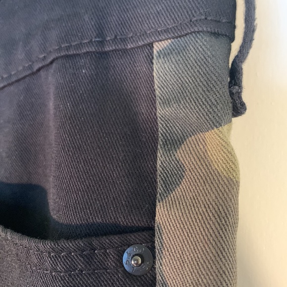 Levi’s Signature (30”x30”) - Picture 7 of 16